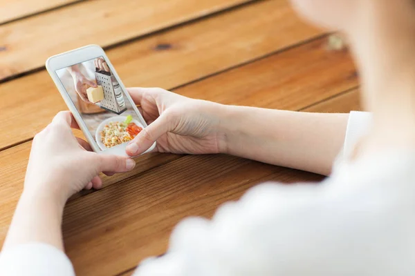 Pişirme video Smartphone ile kadının yakın çekim — Stok fotoğraf