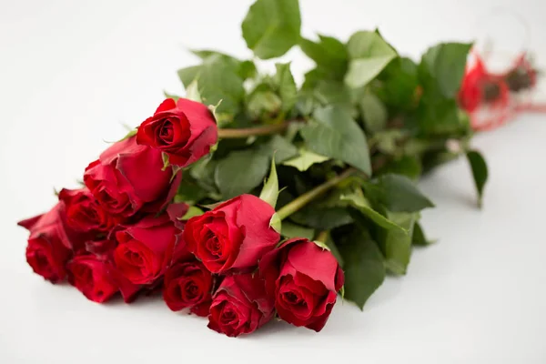Κοντινό πλάνο μπουκέτο κόκκινα τριαντάφυλλα — Φωτογραφία Αρχείου