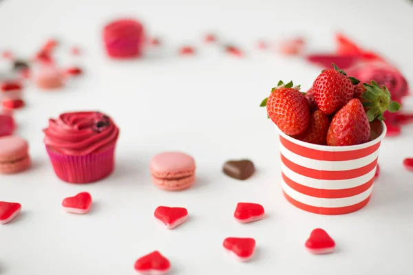 Primo piano di dolcetti rossi per San Valentino — Foto Stock