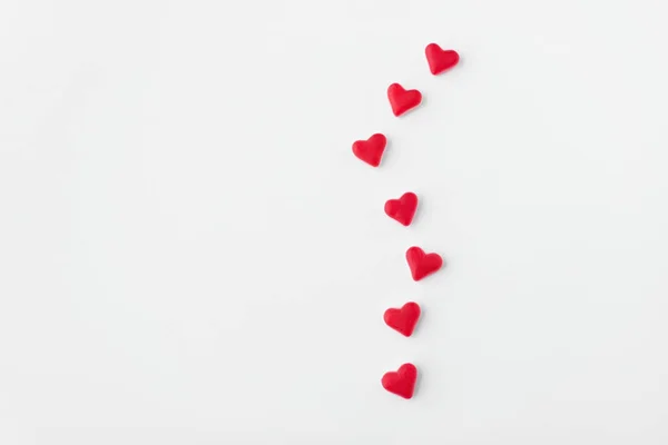 Primer plano de caramelos en forma de corazón rojo y rosa —  Fotos de Stock