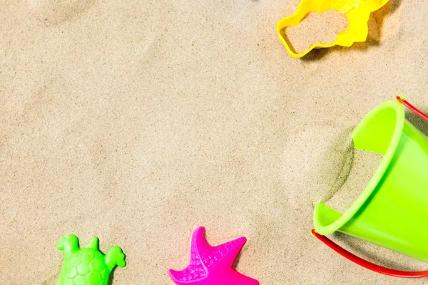 Zbliżenie zestawu zabawek piaskowych na plaży letniej — Zdjęcie stockowe