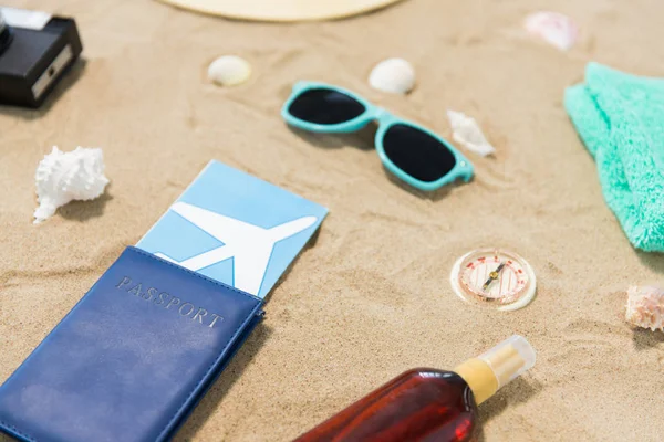 旅游和旅游概念 在沙滩上的护照机票 老式相机和帽子和太阳镜 — 图库照片