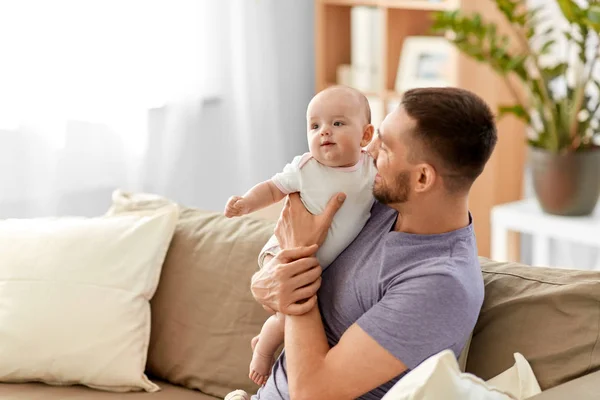 Vader met kleine babymeisje thuis — Stockfoto