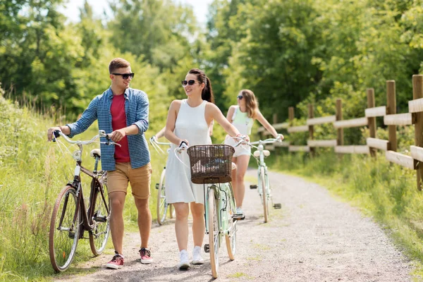 Gelukkige vrienden met vaste versnelling fietsen in de zomer — Stockfoto