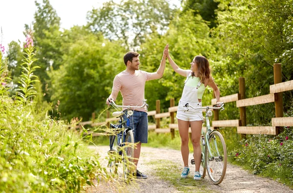 여름 공원에서 자전거와 함께 행복 한 커플 — 스톡 사진