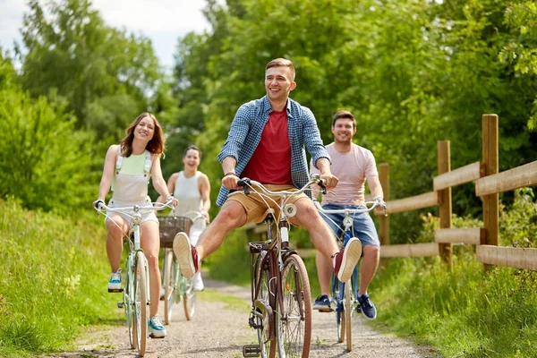 Znajomych szczęśliwy jazda stały bieg rowerów latem — Zdjęcie stockowe