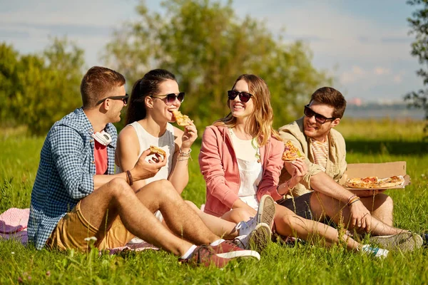Přátel, jíst pizzu na pikniku v parku léta — Stock fotografie