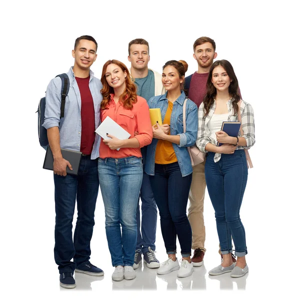 Schülergruppe mit Büchern und Schultaschen — Stockfoto