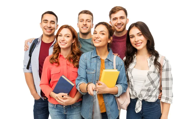 Groep lachende studenten met boeken nemen selfie — Stockfoto