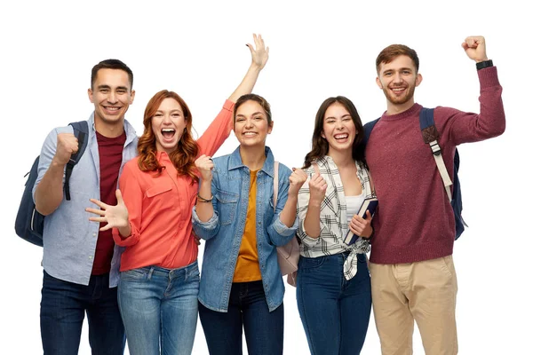 Gruppo di studenti felici che celebrano il successo — Foto Stock