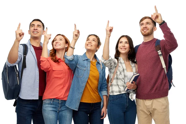 Gruppe glücklicher Studenten zeigt mit dem Finger nach oben — Stockfoto