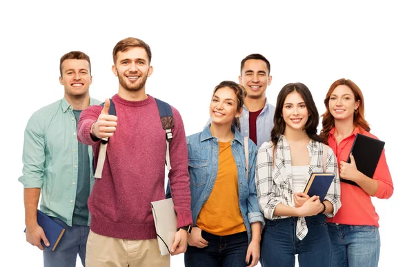 Grupp leende studenter visar tummen — Stockfoto