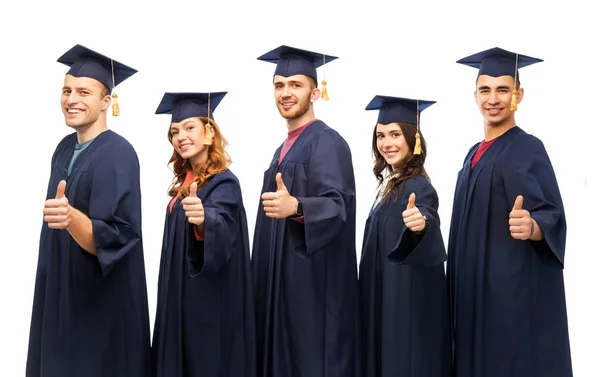 Estudantes de graduação mostrando polegares para cima — Fotografia de Stock