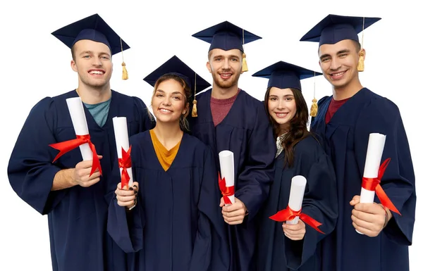 Absolwenci w deski zaprawy z dyplomami — Zdjęcie stockowe