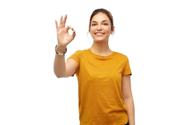 Lyckligt leende ung kvinna visar ok hand tecken — Stockfoto
