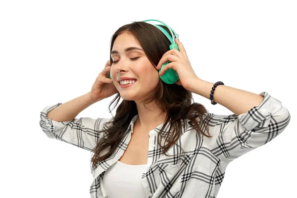 Feliz joven mujer o adolescente con auriculares — Foto de Stock