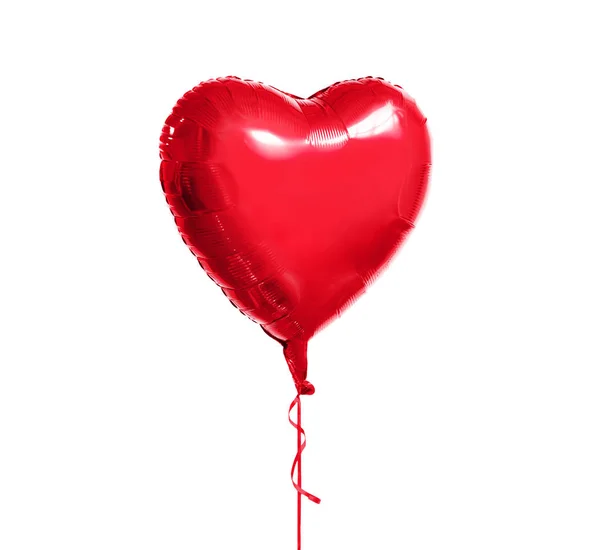 Metalliskt röd hjärtformad heliumballong — Stockfoto