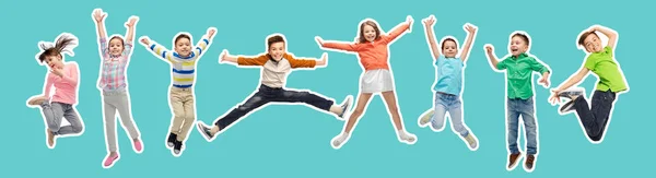 Niños felices saltando en el aire sobre fondo azul —  Fotos de Stock