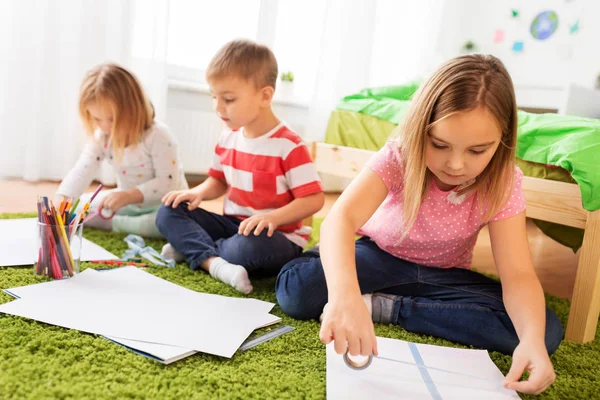 Bambini che disegnano e fanno artigianato a casa — Foto Stock