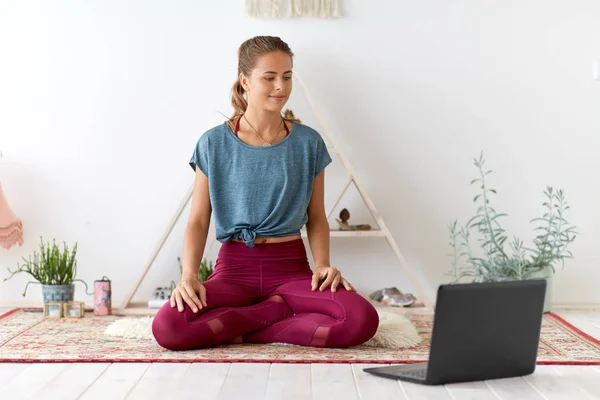 Kvinna med bärbar dator på yogastudio — Stockfoto