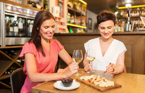 Kobiety jedzenia przekąski, wine bar oraz restauracja — Zdjęcie stockowe