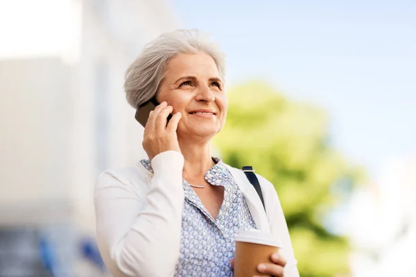 Mujer mayor llamando en el teléfono inteligente en la ciudad — Foto de Stock