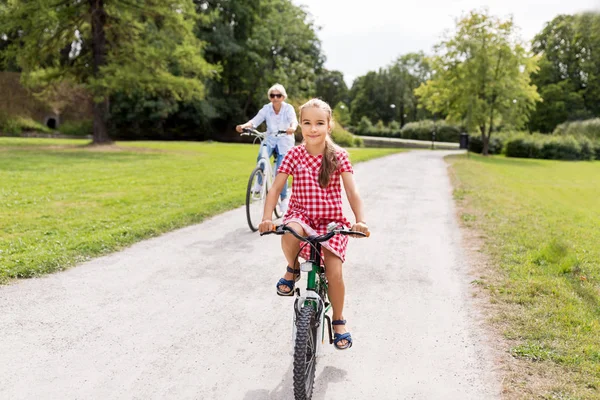 Oma en kleindochter Wielersport op park — Stockfoto