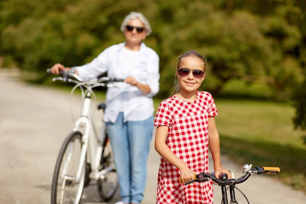 祖母と孫娘の自転車と — ストック写真