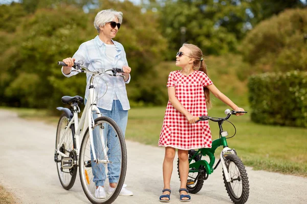 Babička a vnučka s jízdní kola — Stock fotografie