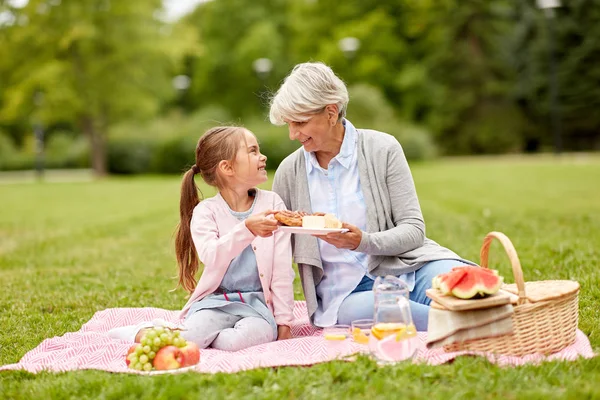 Großmutter und Enkelin bei Picknick im Park — Stockfoto