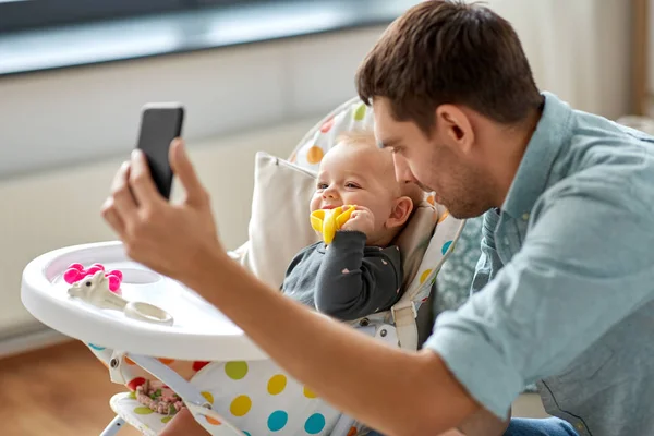 Padre con hija bebé tomando selfie en casa —  Fotos de Stock