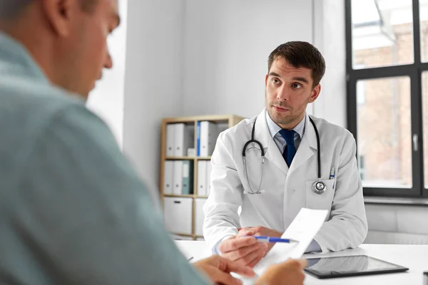 Arzt gibt Patient im Krankenhaus Rezept — Stockfoto