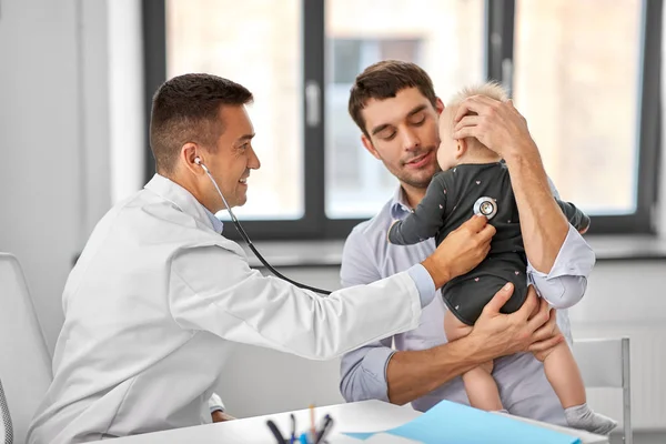 Vader met baby en arts bij kliniek — Stockfoto
