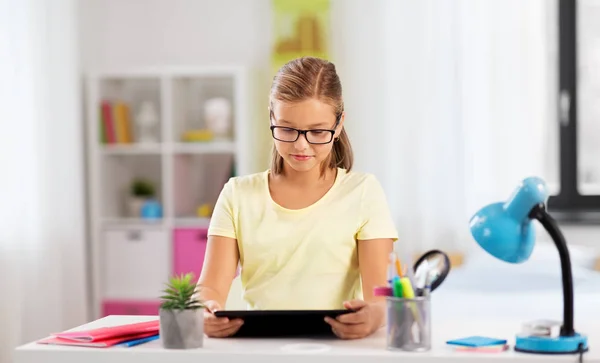 Estudante menina com tablet computador fazendo lição de casa — Fotografia de Stock