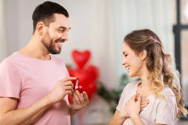 Man giving woman engagement ring on valentines day — Stock Photo, Image