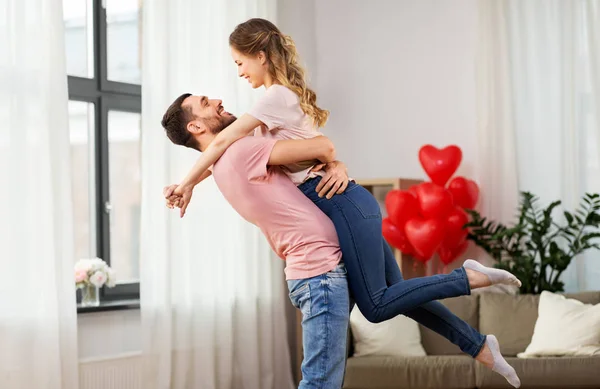 Couple heureux à la maison le jour de la Saint-Valentin — Photo