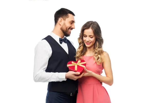 Happy couple with gift on valentines day — Stock Photo, Image