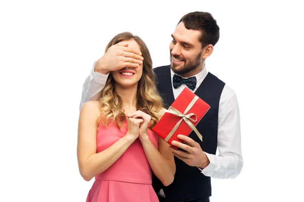 Homem feliz dando mulher surpresa presente — Fotografia de Stock