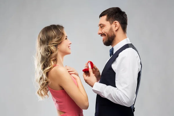 Hombre dando anillo de compromiso mujer en día de San Valentín —  Fotos de Stock