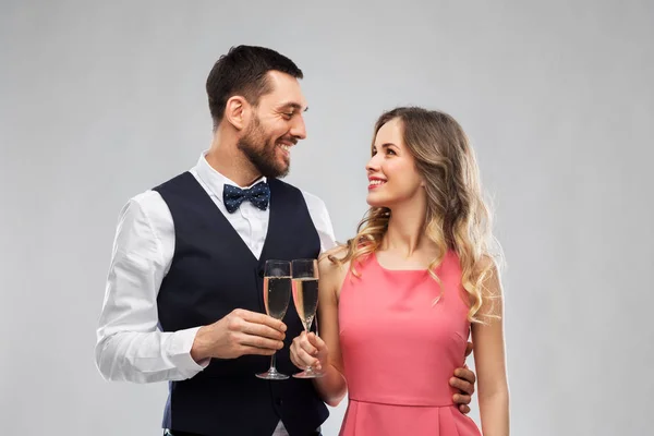 Şampanya bardağı kızartma ile mutlu çift — Stok fotoğraf