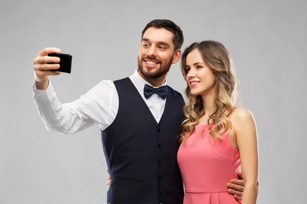 Mutlu çift alarak selfie yanında smartphone — Stok fotoğraf