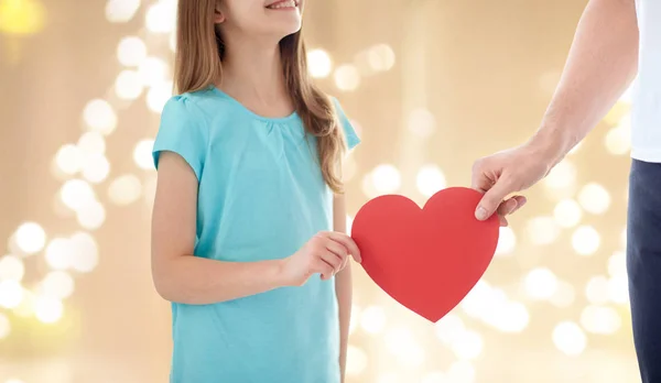 Close up de menina e pai mão segurando coração vermelho — Fotografia de Stock