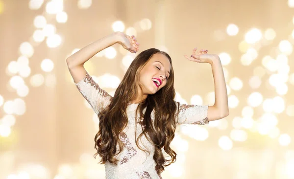 Feliz joven mujer o adolescente chica en vestido de lujo —  Fotos de Stock