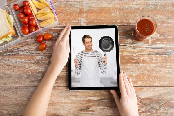 Femme regarder la cuisine vidéo sur tablette — Photo