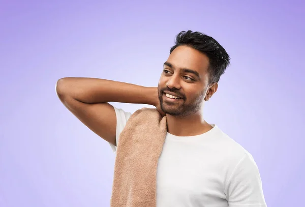 Uomo indiano con asciugamano su sfondo viola — Foto Stock