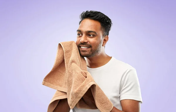 Uomo indiano utilizzando asciugamano da bagno su sfondo viola — Foto Stock