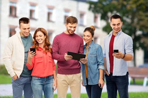 Students with smartphones and tablet computer — Stock Photo, Image
