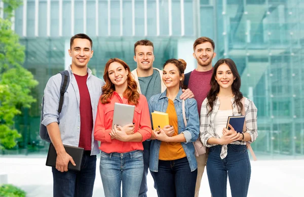 Grupp elever över universitet bakgrund — Stockfoto