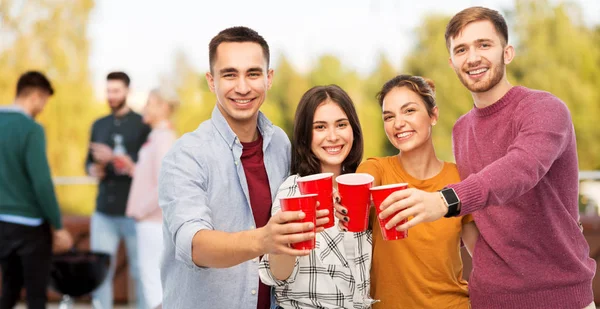 Concepto Celebración Amistad Gente Grupo Amigos Sonrientes Brindando Bebidas Alcohólicas — Foto de Stock
