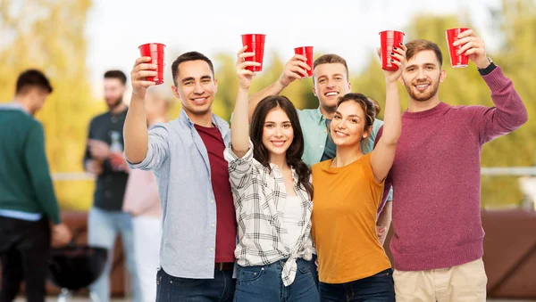옥상 파티에서 술을 홀 짝 하는 친구의 그룹 — 스톡 사진